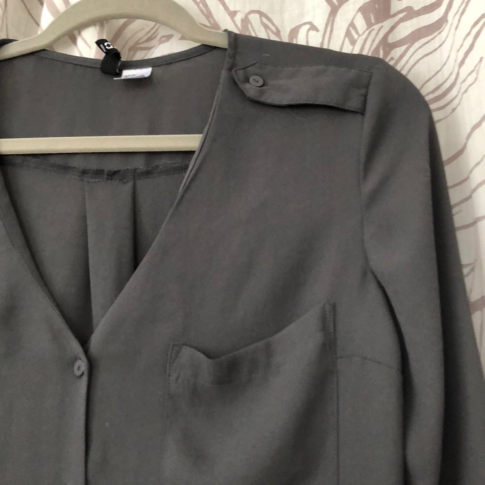 H&M button down blouse - Picture 2 of 2
